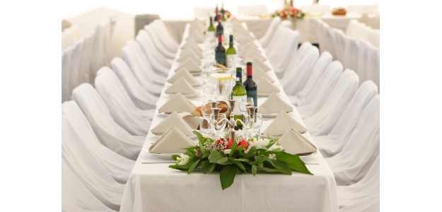 Jakie stoły cateringowe wybrać na imprezę firmową? 