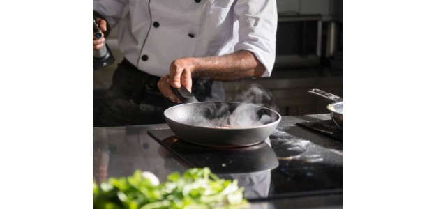 Smażenie: głęboki tłuszcz, stir-fry, sauté czy beztłuszczowo? Poznaj techniki i różnice